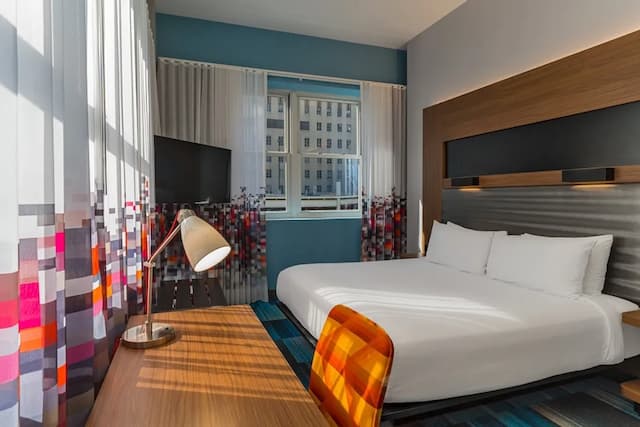 Aloft Houston Downtown-客房, 1 张特大床 (Hearing Accessible)-3