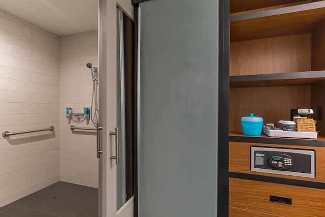 Aloft Houston Downtown-客房, 1 张特大床 (Mobility Accessible, Roll-In Shower)-4