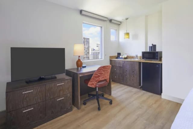 Courtyard by Marriott Waikiki Beach-Deluxe Room, Balcony-3