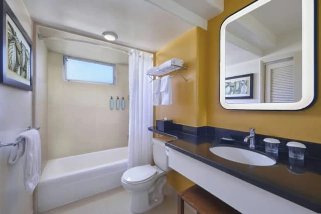 Courtyard by Marriott Waikiki Beach-Deluxe Room, Balcony-4