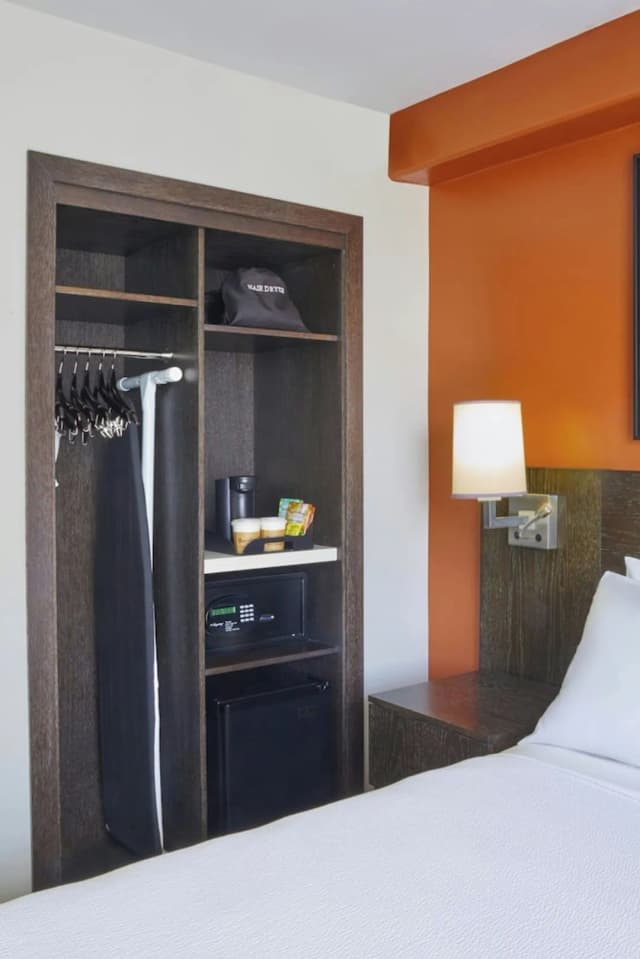 Courtyard by Marriott Waikiki Beach-Standard Studio, 1 Queen Bed, Balcony-3