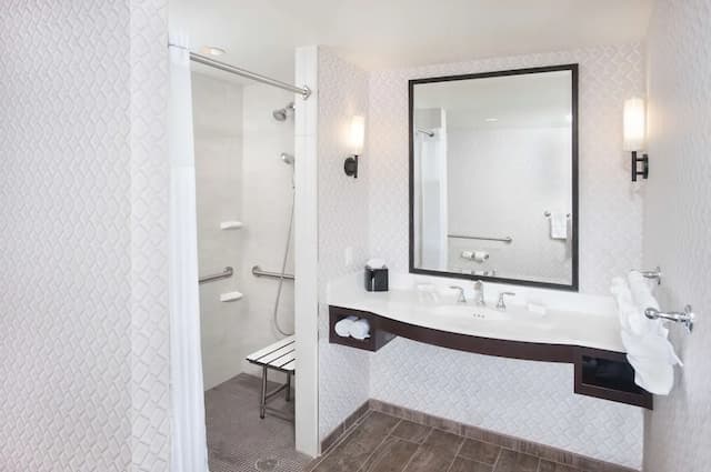 ヒルトン ガーデン イン バーバンク ロサンゼルス-ルーム キングベッド 1 台 バリアフリー 禁煙 (mob/hearing acc w/ roll-in shower)-4