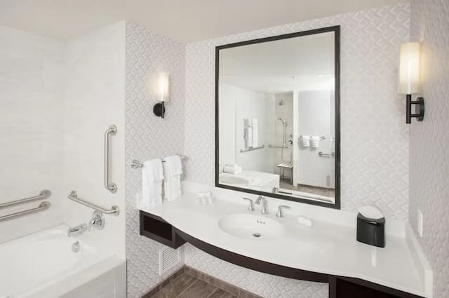 加州伯班克市中心希爾頓花園飯店-客房, 1 間臥室, 無障礙, 非吸煙房 (mob/hearing acc w/ roll-in shower)-7