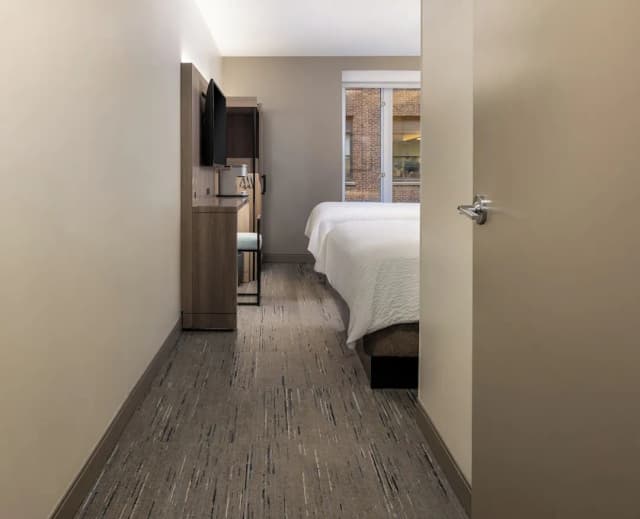 ホリデー イン エクスプレス NYC チェルシー – ノーマッド エリア by IHG-ルーム ダブルベッド 2 台 車椅子で利用可能な浴槽 (Mobility Accessible)-1