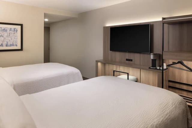 ホリデー イン エクスプレス NYC チェルシー – ノーマッド エリア by IHG-ルーム ダブルベッド 2 台 車椅子で利用可能な浴槽 (Mobility Accessible)-11