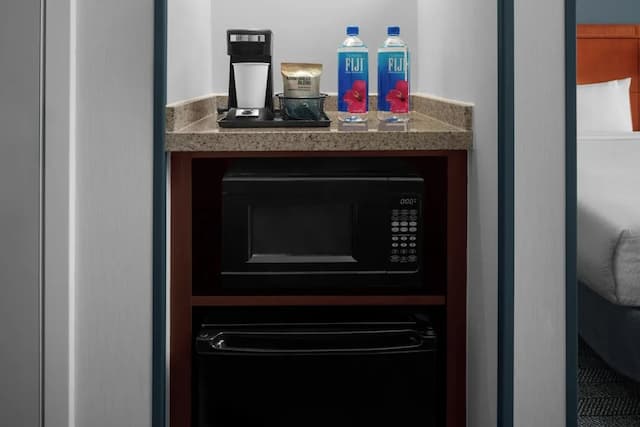 瓦倫西亞聖塔克拉里塔萬怡飯店-客房, 1 張特大雙人床和 1 張沙發床 (Mobility/Hearing Accessible, Tub)-4