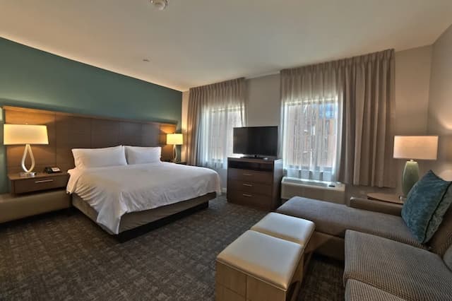 Staybridge Suites Houston - Humble Beltway 8 E by IHG-开间套房, 1 张特大床, 无障碍, 厨房 (Roll-In Shower)-5