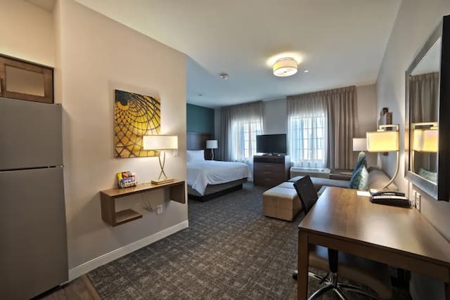 Staybridge Suites Houston - Humble Beltway 8 E by IHG-开间套房, 1 张特大床, 厨房-5
