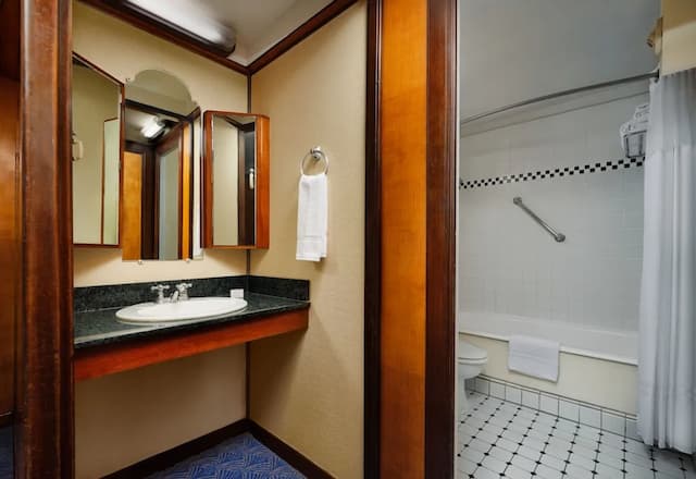 The Queen Mary-华丽客房, 1 张特大床, 海港景观-8