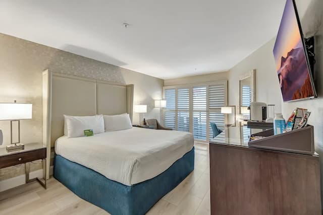 Ocean View Hotel-高级房, 1 张特大床, 阳台, 庭院景观 (Standard with King Bed, Private Balco)-1