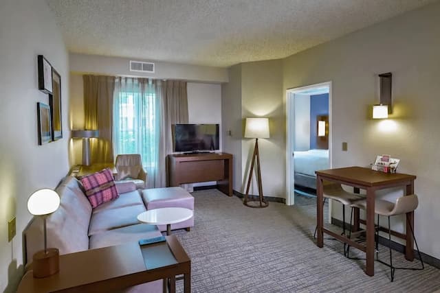 Residence Inn by Marriott Anchorage Midtown-Studio, 1 Queen Bed with Sofa bed (Hearing Accessible)-4