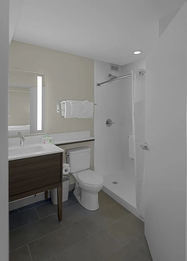 芝加哥 - 市中心假日套房飯店 - IHG 旗下飯店-客房, 2 張加大雙人床, 身障無障礙空間 (Accessible Tub)-3