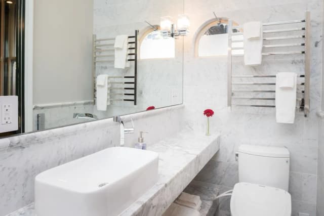 The Monte Cristo-Economy Room-5