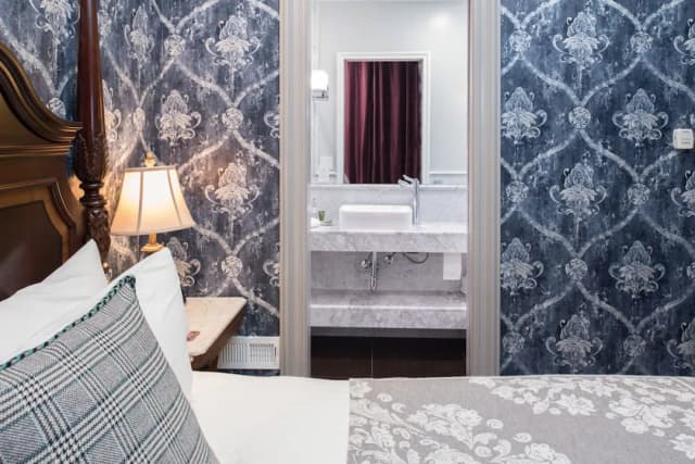 The Monte Cristo-Economy Room-1