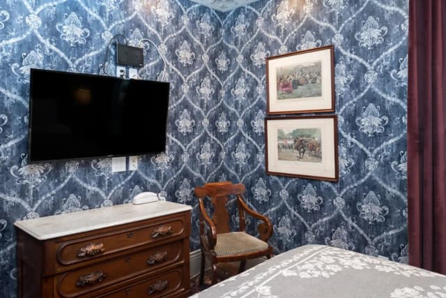 The Monte Cristo-Economy Room-2