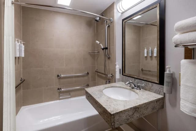 紐約西 35 街希爾頓花園酒店-客房, 1 張特大雙人床, 無障礙, 浴缸 (Mobility & Hearing)-4