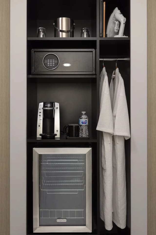 Executive Hotel Pacific-Deluxe Room, 1 Queen Bed-2