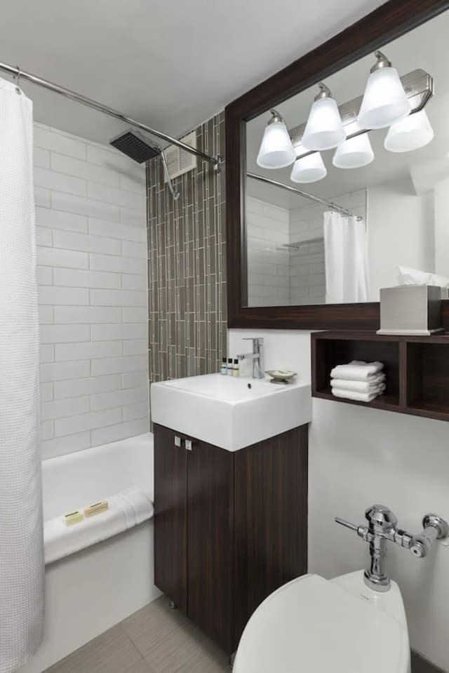 Executive Hotel Pacific-Deluxe Room, 1 Queen Bed-4