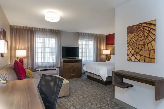 安克雷奇宿之橋套房酒店 IHG 旗下酒店-客房, 1 張加大雙人床, 無障礙 (Bath Shower Combo, Communications)-1