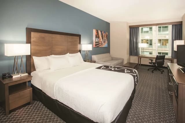 ラ キンタ イン & スイーツ バイ ウィンダム シカゴ ダウンタウン-ジュニア スイート キングベッド 1 台ソファーベッド付き 禁煙-1