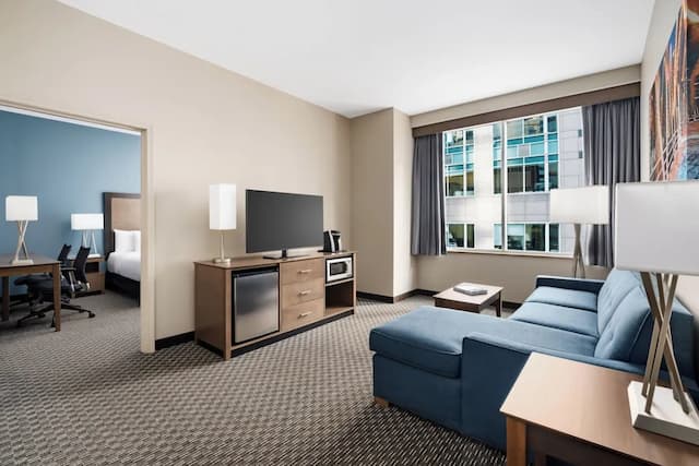 ラ キンタ イン & スイーツ バイ ウィンダム シカゴ ダウンタウン-デラックス スイート キングベッド 1 台 バリアフリー 禁煙 (Roll in Shower, Hearing)-4