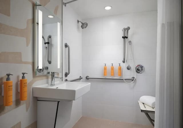 ソネスタ ES スイーツ シカゴ ダウンタウン マグニフィセント マイル - メディカル-スタジオ キングベッド 1 台ソファーベッド付き バリアフリー (Mobility Roll in Shower)-1