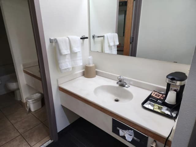 安科拉治機場阿萊克斯套房飯店-豪華客房, 2 張加大雙人床, 冰箱和微波爐-5