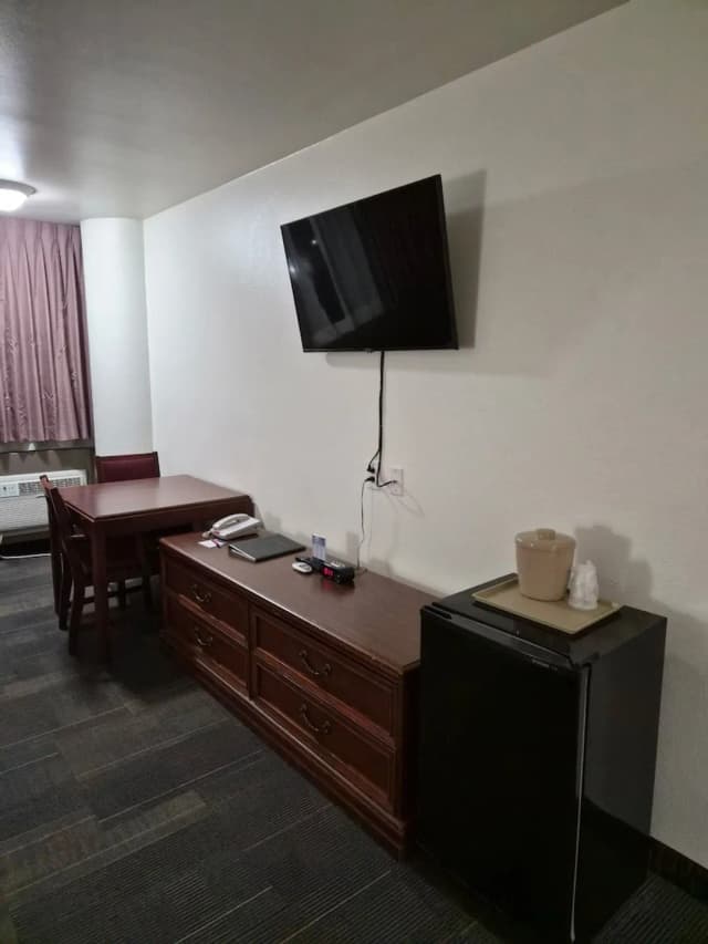 安科拉治機場阿萊克斯套房飯店-普通套房, 1 張特大雙人床, 冰箱和微波爐, 邊間-4