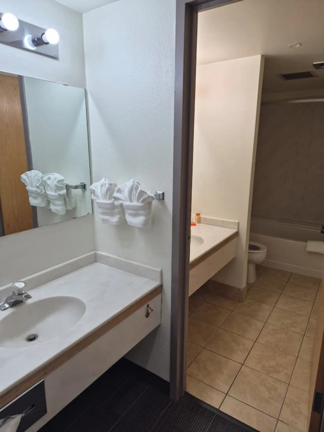 安科拉治機場阿萊克斯套房飯店-普通套房, 1 張特大雙人床, 冰箱和微波爐, 邊間-3