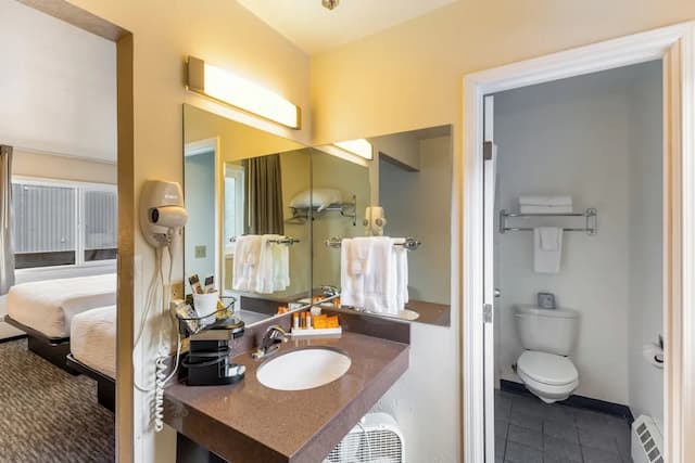 Breeze Inn-Standard Double Room, 2 Queen Beds, Refrigerator-6