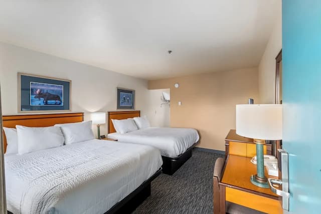 Breeze Inn-Standard Double Room, 2 Queen Beds, Refrigerator-4