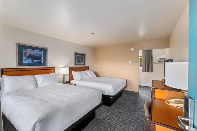 Breeze Inn-Standard Double Room, 2 Queen Beds, Refrigerator-1