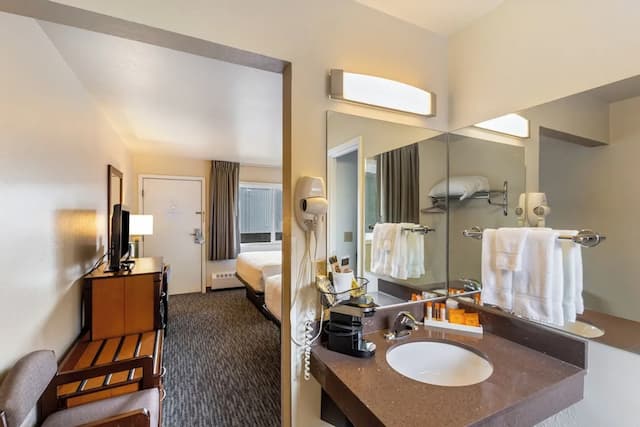 Breeze Inn-Standard Double Room, 2 Queen Beds, Refrigerator-5