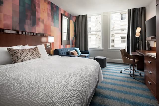 Courtyard Seattle Downtown Pioneer Square-客房, 1 张特大床 (Mobility/Hearing Accessible, Tub)-1