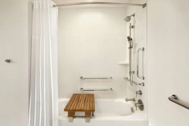 ヒルトン ガーデン イン シカゴ ダウンタウン サウス ループ-ルーム キングベッド 1 台 バリアフリー コーナー (Mobility & Hearing, Bathtub)-3