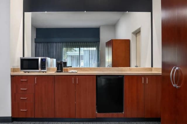 安克雷奇機場萬怡飯店-套房, 1 張特大雙人床和 1 張沙發床-5