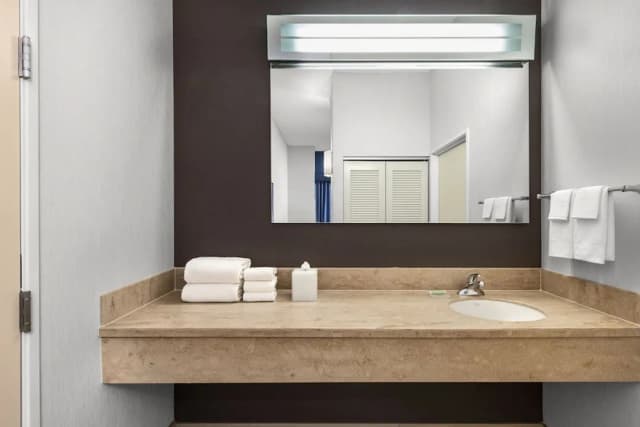 安克雷奇機場萬怡飯店-套房, 1 張特大雙人床和 1 張沙發床-8