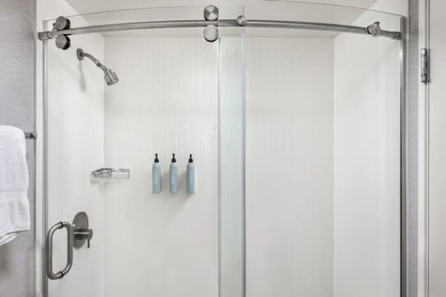 安克雷奇機場萬怡飯店-客房, 1 張特大雙人床 (Mobility Accessible, Roll-In Shower)-7