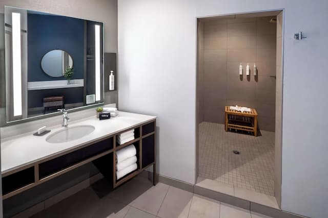 Hilton Garden Inn Redmond Seattle-奢华客房, 1 张特大床-4