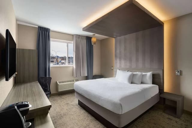 Ramada by Wyndham Bronx-行政客房, 1 张特大床, 无烟房-1