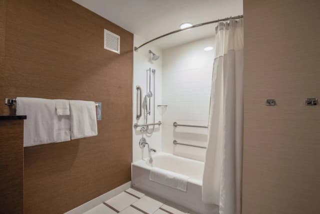 芝加哥市中心費爾菲爾德套房酒店/北河-客房, 1 張特大雙人床 (Mobility/Hearing Accessible, Tub)-4