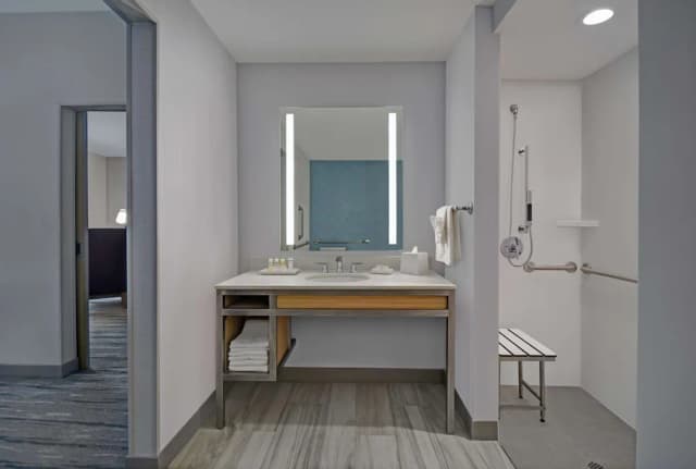 ヒルトン ガーデン イン ヒューストン メディカル センター テキサス-スイート キングベッド 1 台 バリアフリー 浴槽 (Roll-In Shower)-8