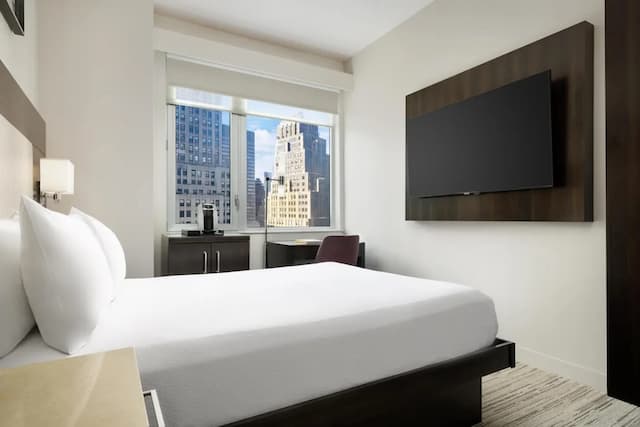 Hilton Garden Inn New York/Times Square Central-客房, 1 张大床, 城市景观-3