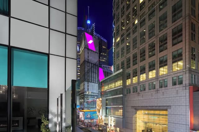 Hilton Garden Inn New York/Times Square Central-客房, 1 张特大床 (Partial Times Square View)-6