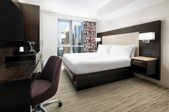 Hilton Garden Inn New York/Times Square Central-客房, 1 张特大床 (Partial Times Square View)-5