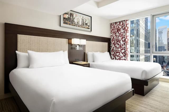 Hilton Garden Inn New York/Times Square Central-客房, 2 张大床, 无障碍, 城市景观 (Roll-in Shower)-1