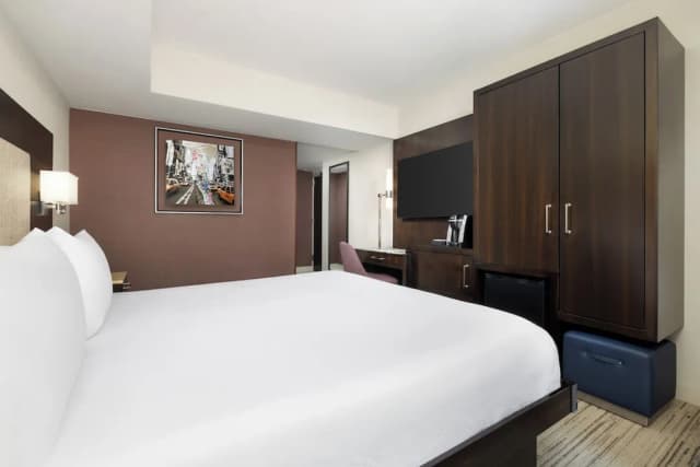 Hilton Garden Inn New York/Times Square Central-Room, 1 King Bed, Accessible (Hearing)-8
