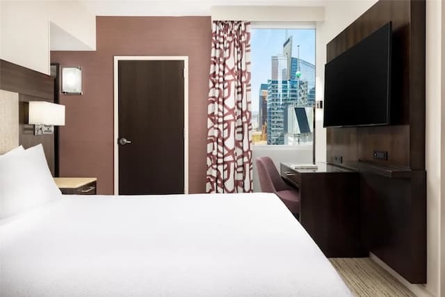 Hilton Garden Inn New York/Times Square Central-客房, 1 张特大床, 转角 (Times Square View)-1