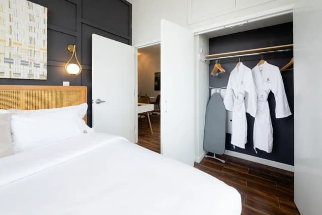 The Modernist Hotel-1 BR Manhattan View Suite - King Bed-3
