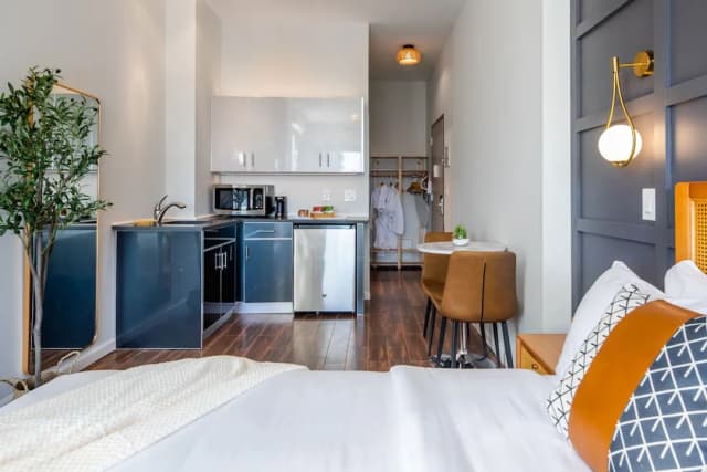 The Modernist Hotel-Studio Suite with Balcony - 2 Full Beds-6